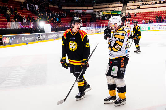 Brynäs Tim Wallace och Skellefteås Janne Pesonen i samtal