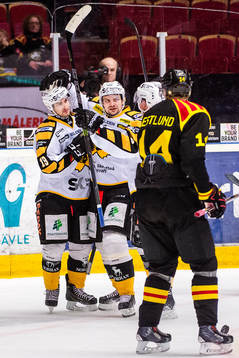 Skellefteås Andrew Calof och Janne Pesonen jublar