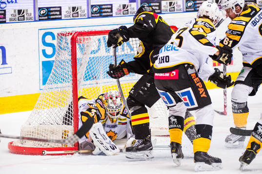 Skellefteås målvakt Markus Svensson räddar puck på