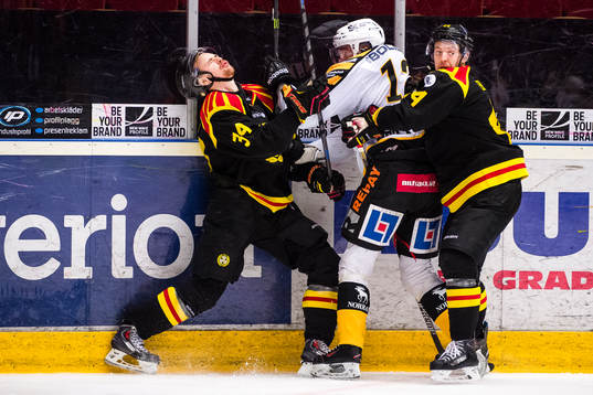 Skellefteås Adam Pettersson mellan Brynäs Daniel Brodin