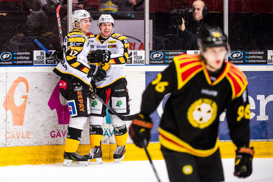 Skellefteås Pär Lindholm och Niclas Burström jublar