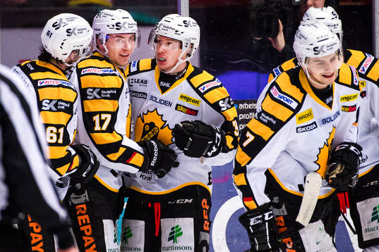 Skellefteås Pär Lindholm och Niclas Burström jublar