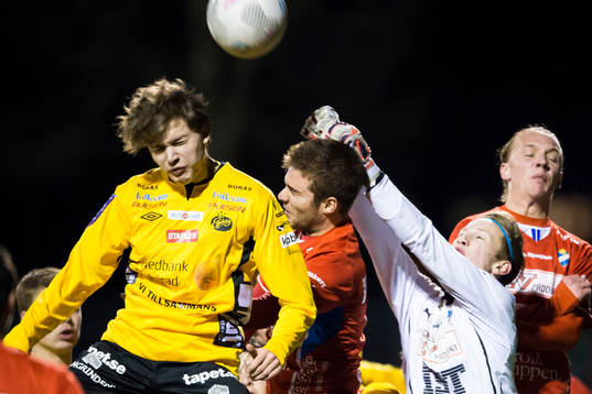 Kamp framför Östers mål och målvakt Victor Jonasson
