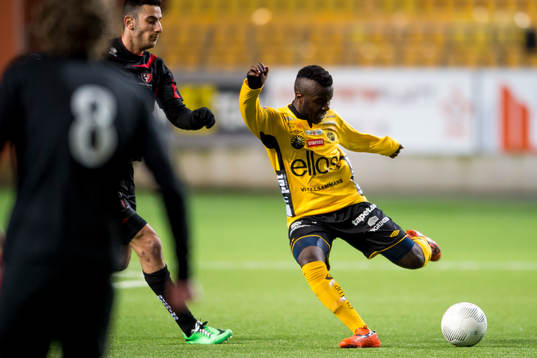 Elfsborgs Jama Makindo och Trollhättans Gabriel Bilan