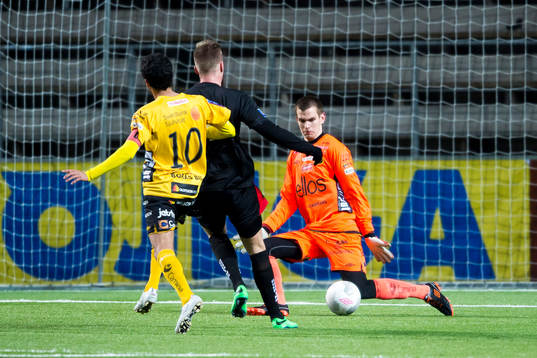 Elfsborgs målvakt Markus Fröjd räddar skott av