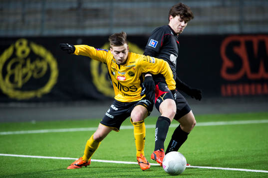 Kamp mellan Elfsborgs Oscar Berntsson och Trollhättans