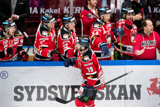 Malmö Redhawks Eric Himelfarb jublar med bänken