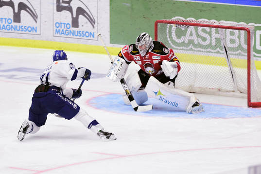 Leksands Mattias Ritola kommer fri mot Malmö Redhawks