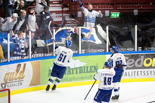 Leksands Johan Ryno firar segern med publiken