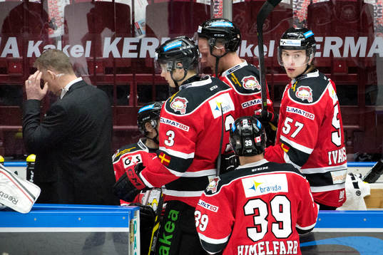 Malmö Redhawks spelare med tränare Mats Lusth  lämnar