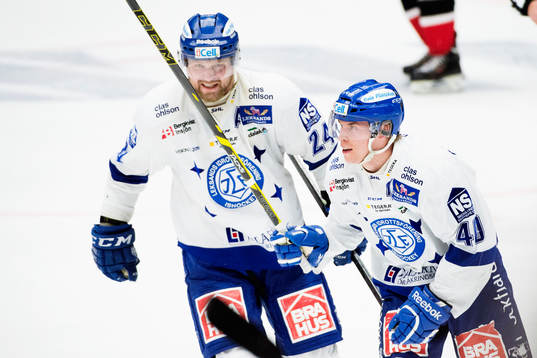 Leksands Tomi Sallinen firar 2-3 med Leksands Jonas Frögren