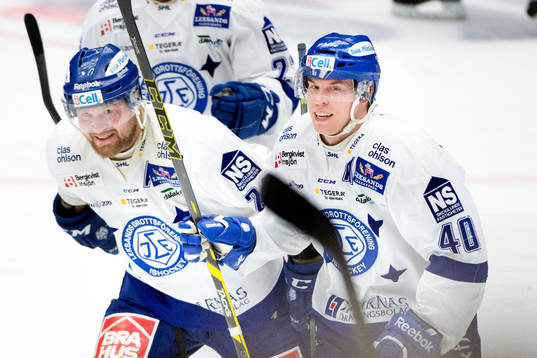 Leksands Tomi Sallinen firar 2-3 med Leksands Jonas Frögren
