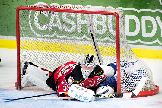 Leksands Mattias Ritolah hälsar på i kassen hos Malmö