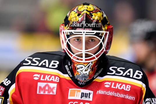 Luleås målvakt Joel Lassinantti på uppvärmningen