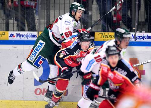 Luleås Johan Forsberg tacklar Frölundas Oscar Fantenberg
