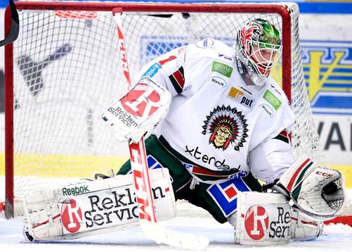 Frölundas målvakt Lars Johansson räddar ett skott