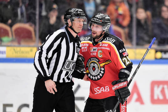 Luleås Chris Abbott får matchstraff för en knätackling
