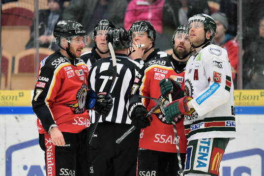 Domarna tar hjälp av jumbotronen för att utdöma