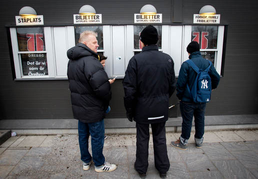 Örebrosupportrar köar till eventuella biljetter två