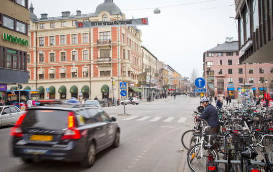 Banderoller centralt i Örebro på Drottninggatan med