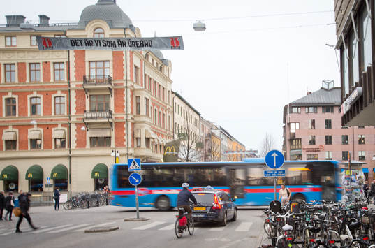 Banderoller centralt i Örebro på Drottninggatan med