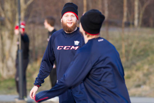 Linköpings Jonas Junland och Johannes Salmonsson värmer