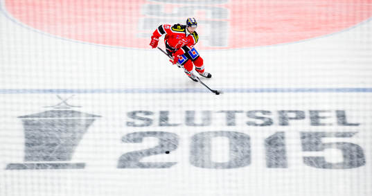 Örebros lagkapten Henrik Löwdahl med Slutspel 2015 texten