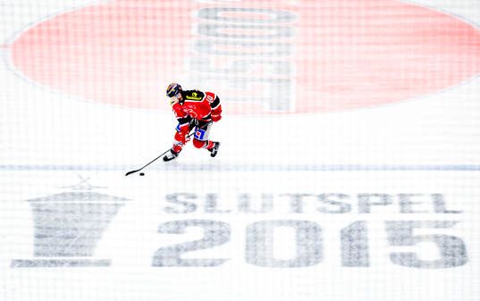 Örebros Derek Ryan med Slutspel 2015 texten på isen