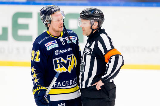 s Andreas Jämtin pratar med Domare Thomas Andersson
