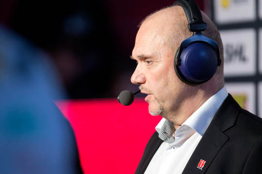 Örebros tränare Kent Johansson blir intervjuad