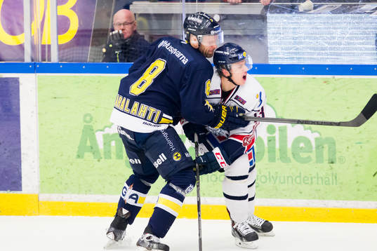 s Jere Karalahti mot Linköpings Jakub Vrana