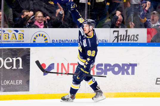 s Teemu Laine jublar