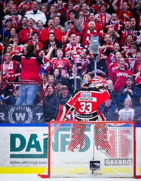 Örebros målvakt Julius Hudacek jublar