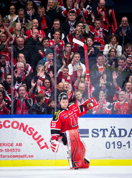 Örebros målvakt Julius Hudacek jublar