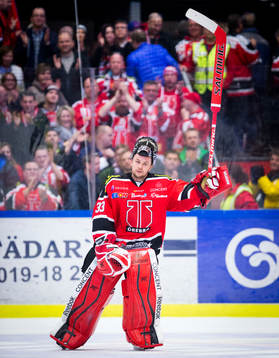 Örebros målvakt Julius Hudacek jublar
