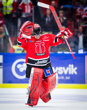 Örebros målvakt Julius Hudacek jublar