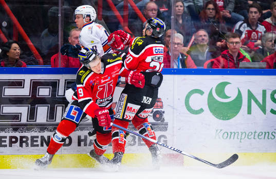 Örebros Joonas Jalvanti och Marcus Weinstock stoppar
