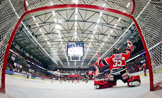 Örebros målvakt Julius Hudacek plockar pucken