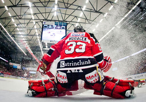 Örebros målvakt Julius Hudacek fotad med målkamera