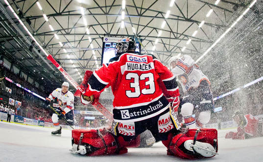 Örebros målvakt Julius Hudacek fotad med målkamera