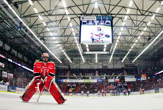Örebros målvakt Julius Hudacek fotad med målkamera