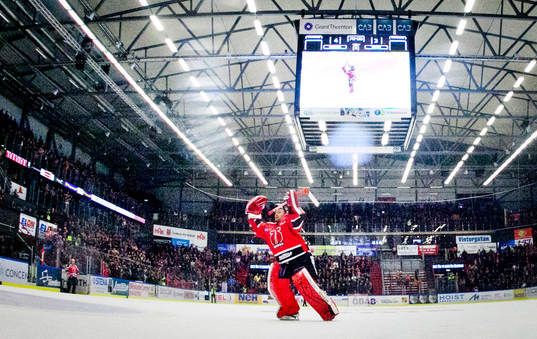 Örebros målvakt Julius Hudacek jublar