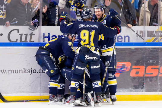 s Andreas Jämtin och Jere Karalahti jublar