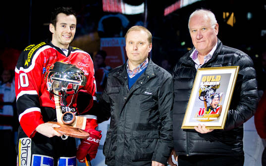 Örebros Derek Ryan blir tilldelad priset guldhjälmen för