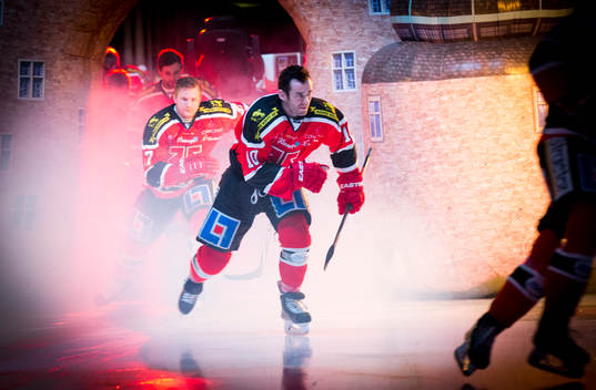 Örebros Derek Ryan åker ut genom örebro slott