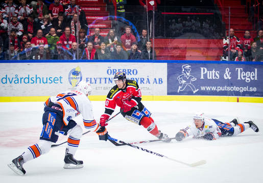 Örebros Derek Ryan och Växjös Ville Varakas slänger sig