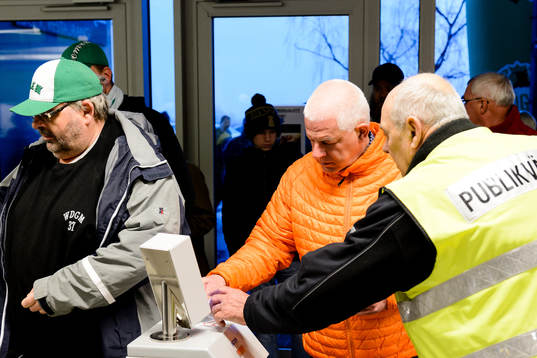 Publiken går genom biljettkontrollen