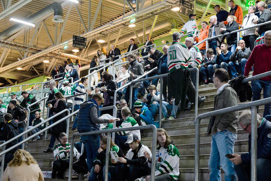 Rögles supporters samlas på ståplats läktarn
