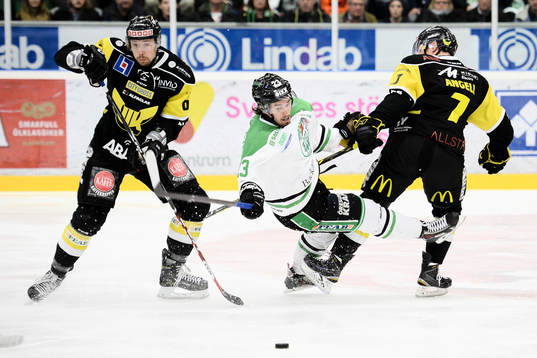 Rögles Daniel Sylwander dras omkull av Västerås Nicholas