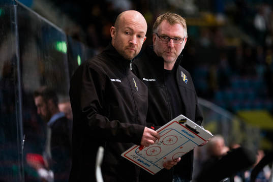 s assisterande tränare Michael Nylander och tränare Peter